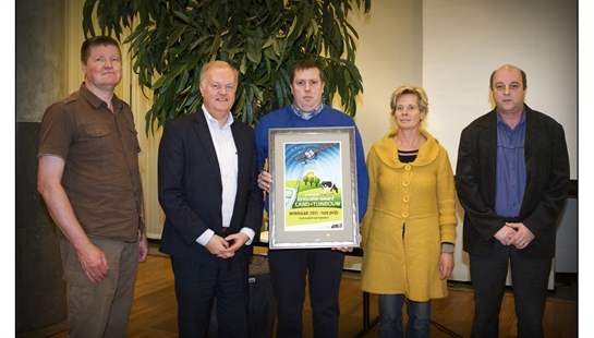 gedeputeerde van Landbouw Marc Vandeput samen met de laureaten Landbouw-awards Land- en Tuinbouw 2012 